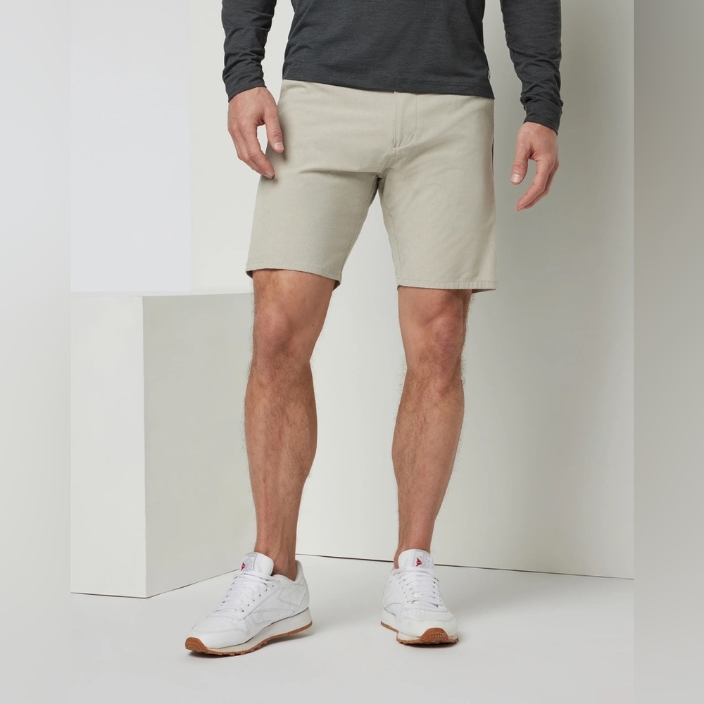 Vuori Men's Casual Beige Stretch Shorts chic preppy 29-30 in waist neutrals